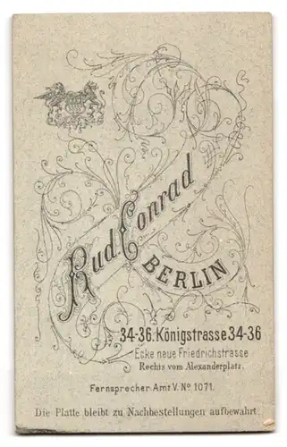 Fotografie Rud. Conrad, Berlin, König-Strasse 34-36, Freudig lächelndes Mädchen mit Herzchenanhänger