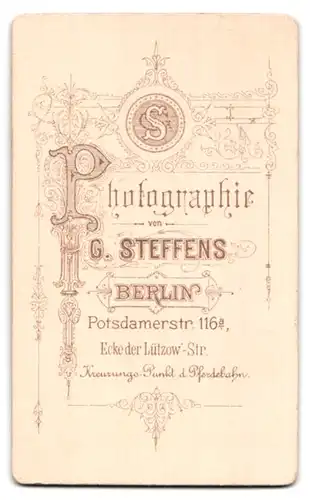 Fotografie G. Steffens, Berlin, Potsdamerstrasse 116a, Bürgerliche im Kleid mit Schleife am Kragen