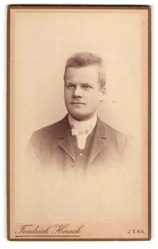 Fotografie Friedrich Haack, Jena, Stattlicher junger Mann im Anzug
