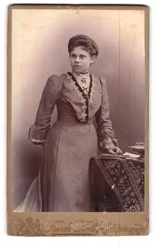 Fotografie Friedrich Kolby, Plauen i. V., Rädel-Strasse 1, Hübsche Dame in elegantem Kleid