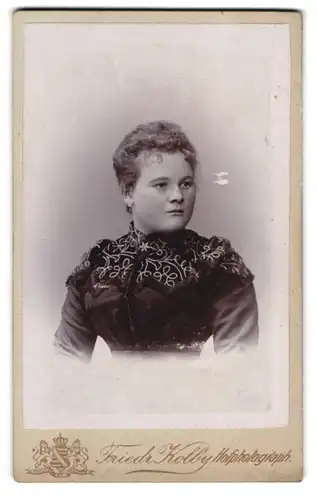 Fotografie Friedrich Kolby, Plauen i. V., Rädel-Strasse 1, Dame mit vollem Gesicht in elegantem Kleid
