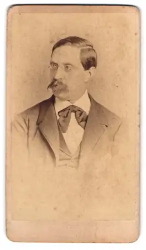 Fotografie Franz Hanfstaengl, München, Eleganter Herr mit Bart und Brille