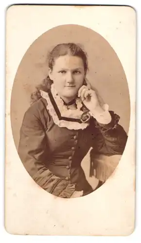 Fotografie Franz Hanfstaengl, München, Elegante junge Dame im Sonntagskleid