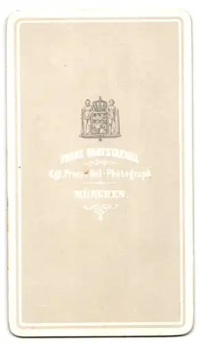 Fotografie Franz Hanfstaengl, München, Elegante junge Dame im Sonntagskleid