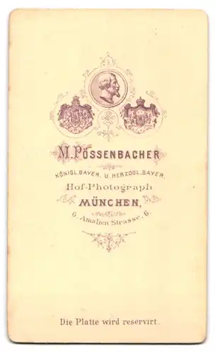 Fotografie M. Pössenbacher, München, Amalien Strasse 6, Hübsche Frau in elegantem Kleid