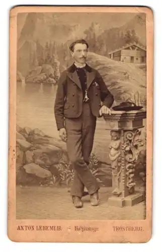 Fotografie Anton Lehemeir, Trostberg, Eleganter Herr mit Schnurrbart im Anzug