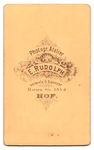 Fotografie E. Rudolph, Hof, Eleganter Bürgersohn mit übergeschlagenen Beinen