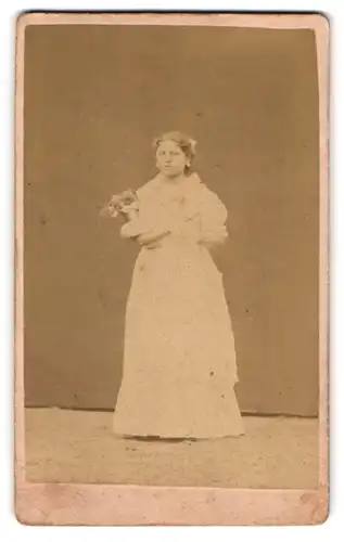 Fotografie Leopold Hartmann, Würzburg, Herrngasse 21, Hübsche junge Frau in weissem Kleid