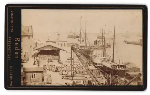 Fotografie E. V. Harboe, Kjobenhavn, Ansicht Kopenhagen, Verladehafen mit Fässern, Schiffe werden beladen