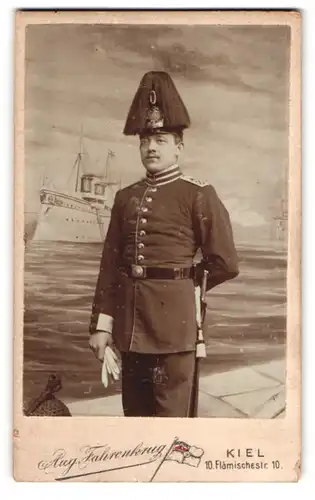 Fotografie Aug. Fahrenkrug, Kiel, Matrose des Seebataillon in Uniform mit altem Tschako und Rosshaarbusch