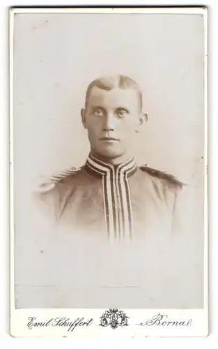 Fotografie Emil Schuffert, Borna, junger Soldat in Uniform Kgl. Sächsische Karabiner Rgt. mit Schuppen Epauletten