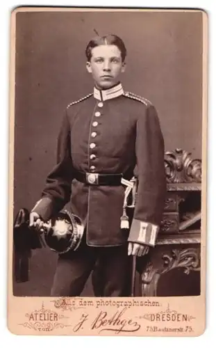 Fotografie J. Bethge, Dresden, sächsischer Einjährig-Freiwilliger in Gardeuniform mit Pickelhaube samt Rosshaarbusch