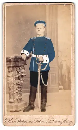 Fotografie G. Koch, Ludwigsburg, junger Chevalier in Uniform, Handkoloriert