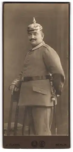 Fotografie J. Fuchs, Berlin, preussischer Soldat in Uniform der Kaiser Alexander Garde mit Pickelhaube