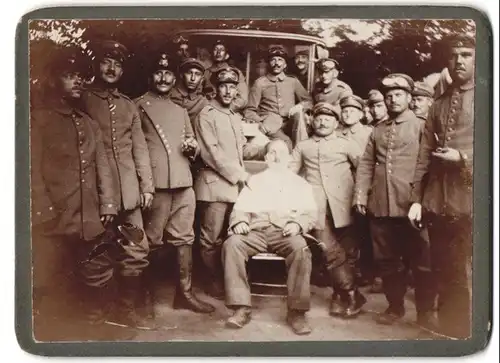 Fotografie unbekannter Fotograf und Ort, Kolonnen Feldfriseur Berthy mit seiner Kundschaft (Kameraden) bei der Rasur