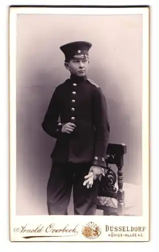 Fotografie Arnold Overbeck, Düsseldorf, junger Knabe als Kadett in Uniform