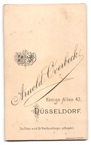 Fotografie Arnold Overbeck, Düsseldorf, junger Knabe als Kadett in Uniform