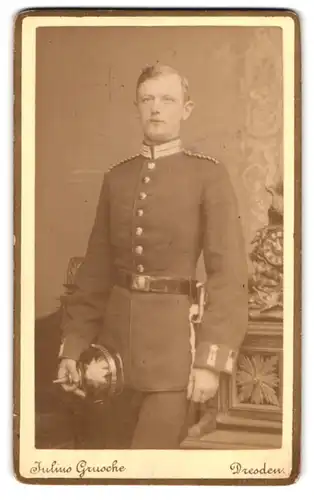 Fotografie Julius Grusche, Dresden, sächsischer Einjährig-Freiwilliger in Gardeuniform mit Pickelhaube