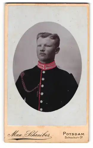 Fotografie Max Schreiber, Potsdam, junger preussischer Soldat in Gardeuniform mit Schützenschnur, Handkoloriert