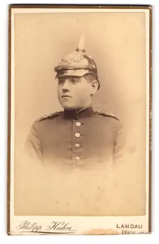Fotografie Philipp Hahn, Landau / Pfalz, junger Soldat in Uniform Rgt. 5 mit Pickelhaube samt Schuppenkette