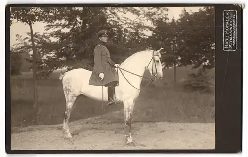 Fotografie Karl Honauer, Strassburg i. Els., Oblt. von Vaernewyck in Uniform auf seinem Schimmel, 1911