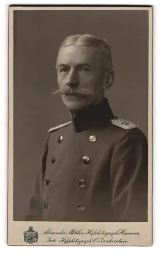 Fotografie Alexander Möhlen, Hannover, Portrait Major in Uniform mit Moustache