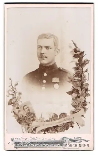 Fotografie A. Zimmermann, Mörchingen, Soldat in Uniform Rgt. 17 mit Orden im Passepartout mit Bild Kaiser Wilhelm II.