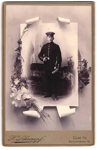 Fotografie H. Schrempf, Ulm a. D., junger Soldat in Uniform mit Bajonett im Passepartout