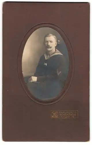 Fotografie Karl Hurtig, Wilhelmshaven, Matrose in Uniform mit Ärmelabzeichen