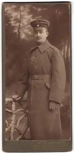 Fotografie Max Rother, Nossen, Soldat in Feldgrau Mantel Rgt. 12 mit eingestecktem Orden