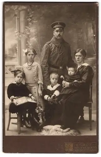 Fotografie E. Kunert, Berlin, Preussischer Soldat in Feldgrau Mantel Rgt. 8 mit seiner Familie, Kriegsausmarsch