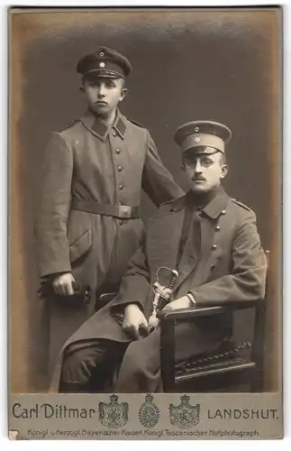 Fotografie Carl Dittmar, Landshut, Soldat in Feldgrau Uniformmantel mit Sohn in Feldgrau Uniform