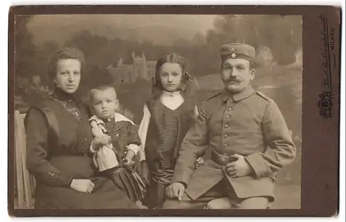 Fotografie Kurt Behringschmidt, Wilkau i. S., sächsischer Soldat in Feldgrau Uniform, Frau und Kinder, Kriegsausmarsch