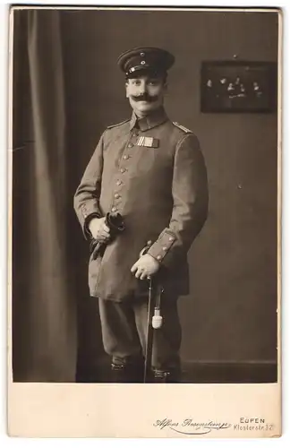 Fotografie Alfons Rosenstein jr., Eupen, Soldat in Feldgrau Uniform mit Säbel und Bandschnalle