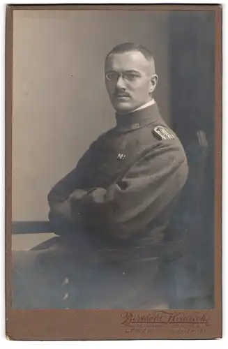Fotografie Berthold Heinrich, Leipzig, Portrait Uffz. in Feldgrau Uniform mit Ordensband, 1918