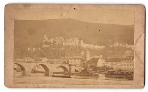 Fotografie unbekannter Fotograf, Ansicht Heidelberg, Neckarbrücke mit Blick nach der Stadt und dem Schloss