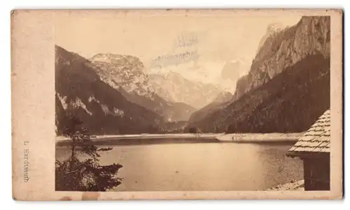 Fotografie L. Hardtmuth, Ischl, Ansicht Gosau, Blick über den Gosausee