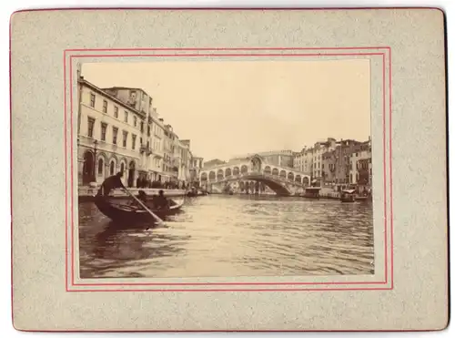 Fotografie unbekannter Fotograf, Ansicht Venedig, Gondel an der Rialtobrücke