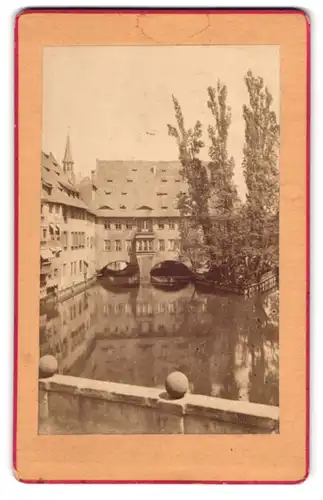 Fotografie unbekannter Fotograf, Ansicht Nürnberg, Wasserpartie mit heilig Geistspital