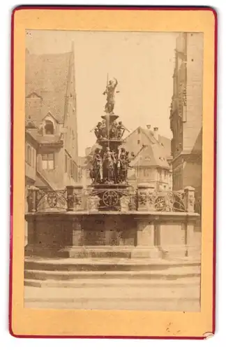 Fotografie unbekannter Fotograf, Ansicht Nürnberg, Blick auf den Tugendbrunnen