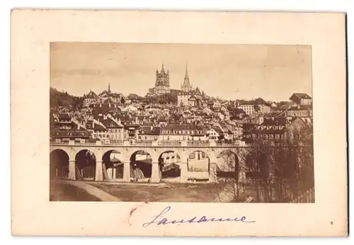 Fotografie unbekannter Fotograf, Ansicht Lausanne, Blick über das Viadukt nach der Stadt