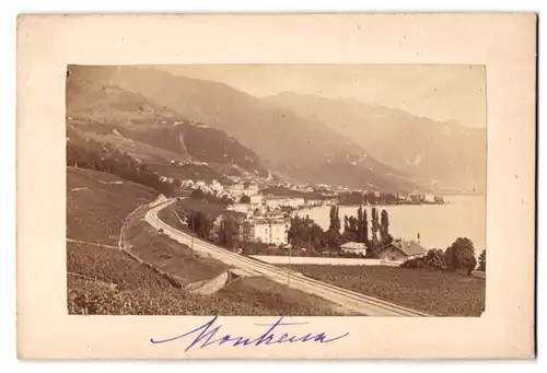 Fotografie unbekannter Fotograf, Ansicht Montreux, Blick entlang der Eisenbahngleise nach der Stadt