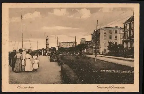 AK Warnemünde, Bismarck-Promenade mit Spaziergängern und Leuchtturm