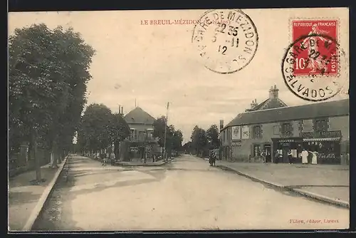 AK Le Breuil-Mézidon, Strassenpartie mit Geschäften