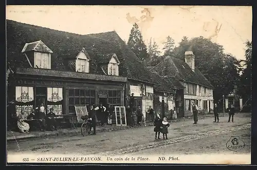 AK Saint-Julien-le-Faucon, Un coin de la Place