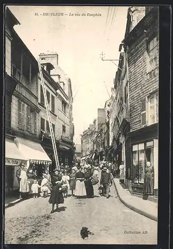 AK Honfleur, La rue du Dauphin, Geschäfte
