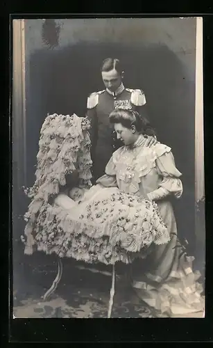 Foto-AK Herzog Carl Eduard und Herzogin Victoira Adelheid von Sachsen-Coburg-Gotha mit Baby