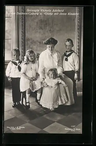 AK Herzogin Victoria-Adelheid von Sachsen-Coburg-Gotha mit ihren Kindern