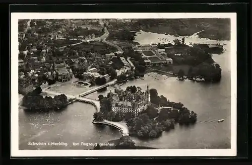 AK Schwerin i. Mecklbg., Fliegeraufnahme von Insel mit Schloss