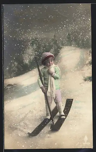 AK Kleiner Junge fährt Ski